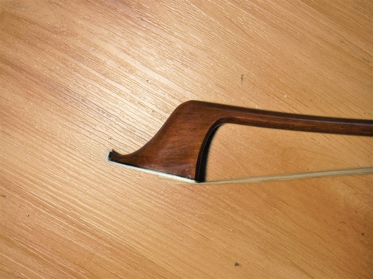 新商品入荷情報！】コスパ最高のフレンチ式のコントラバス弓｜木目模様