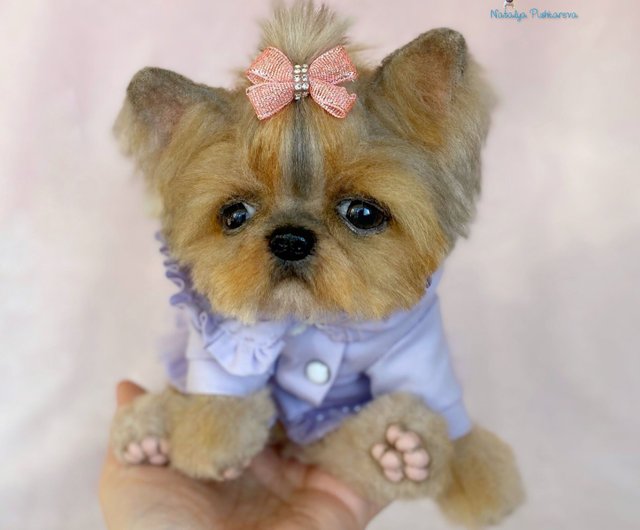 ロシア ヨークシャー テリアの子犬、リアルなおもちゃ